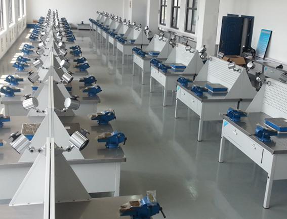 我公司sbzqg-36型钳工实验室成套设备(36工位钳工桌,36工位台钻,36